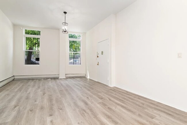 living room / entryway - 1935 Fulton St