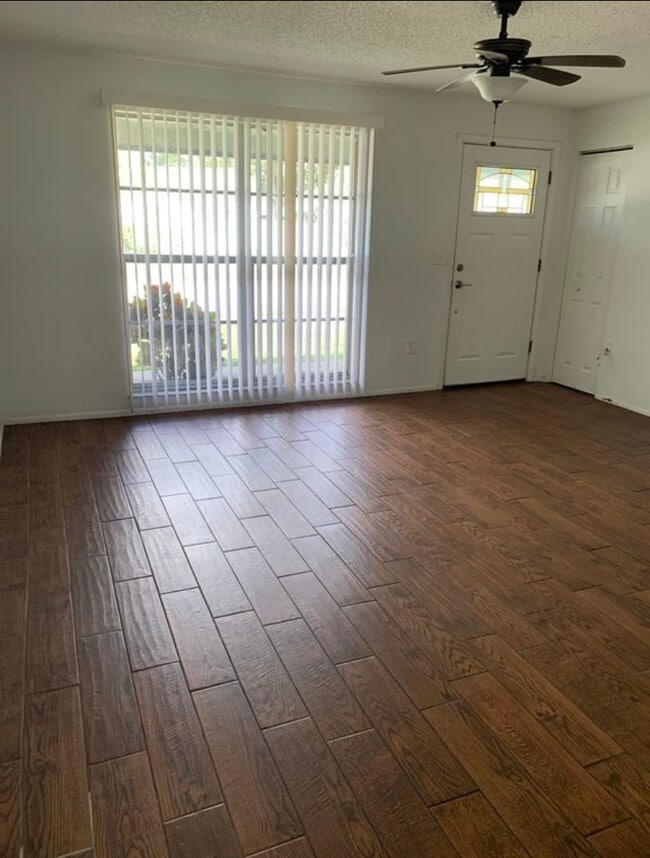 Foto del edificio - 7926 Avenal Loop