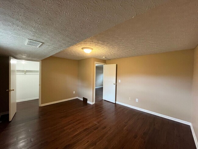 Building Photo - **Deposit Special $1500** 7415 Redcoat Dr ...
