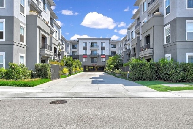 Foto del edificio - Modern 1 Bed + 1.5 Bath with In-Unit Laundry, Central AC, and Carport – Prime Anaheim Location