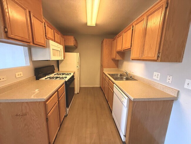 Building Photo - SPACIOUS 2BED/2BATH CONDO IN GATED COMMUNITY