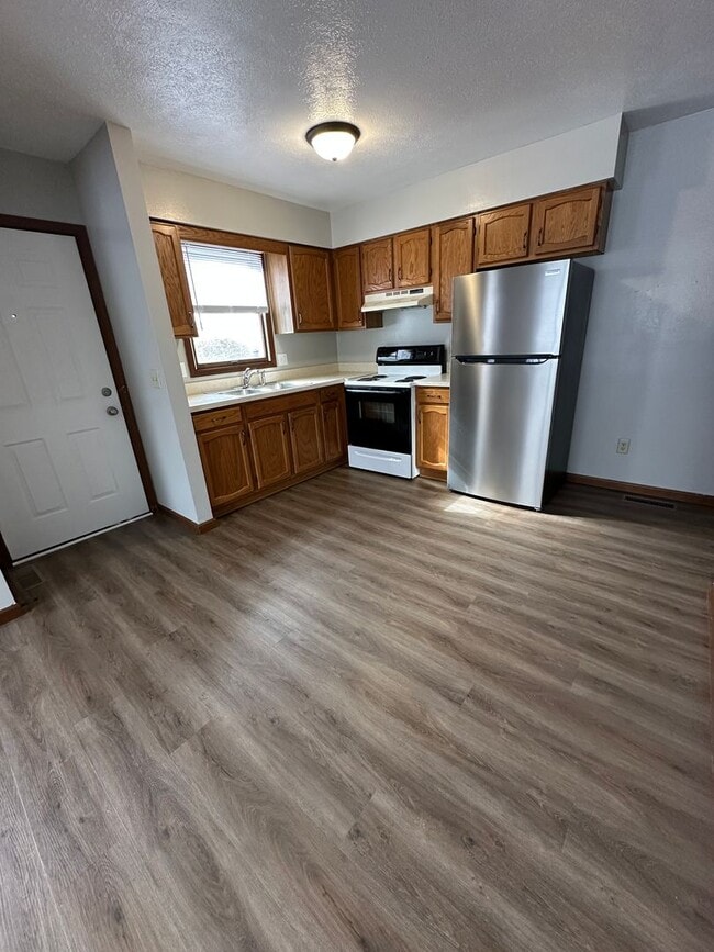 Building Photo - 413 S Harkless Dr