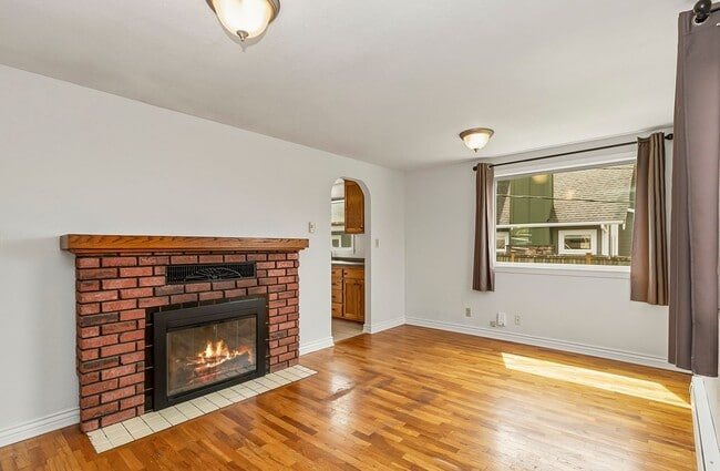 Building Photo - Craftsman Style Rambler~Historic District
