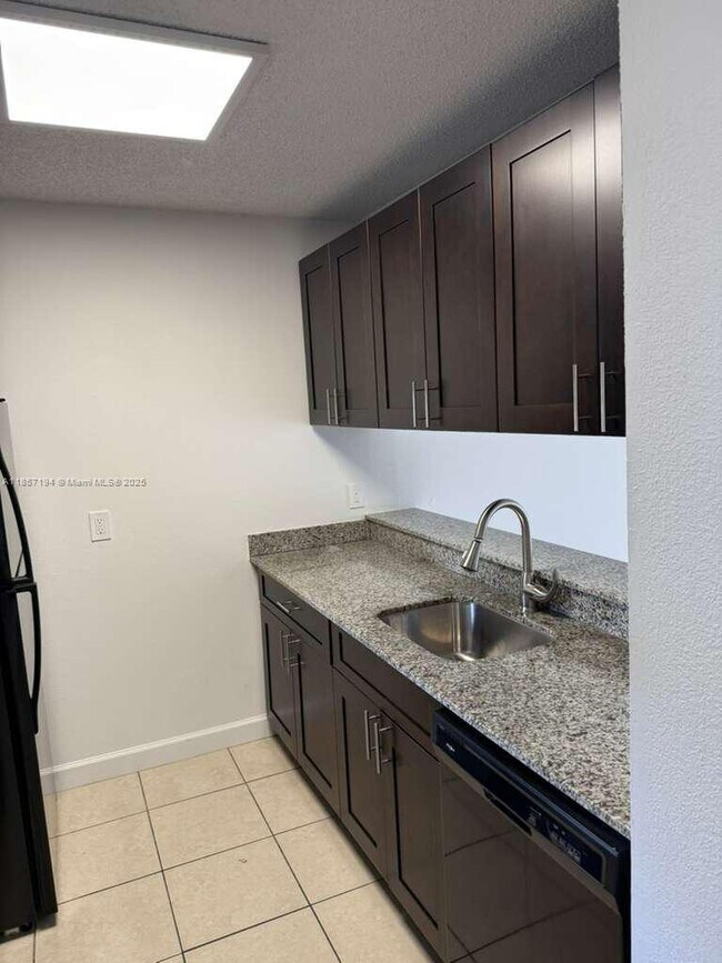 Foto del edificio - 8620 N Sherman Cir