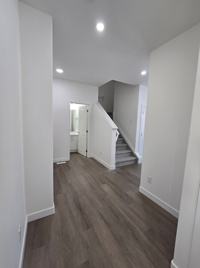 Building Photo - 313 Bluff Cove