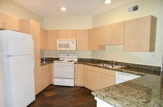 Building Photo - 1982 W Bayshore Rd