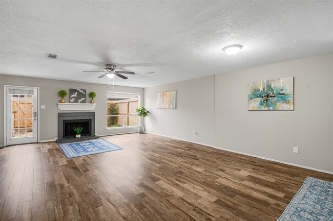 Foto del edificio - 15355 Falmouth Ave