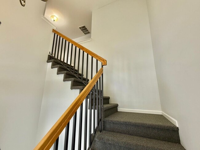Building Photo - 46116 Rhodes Dr