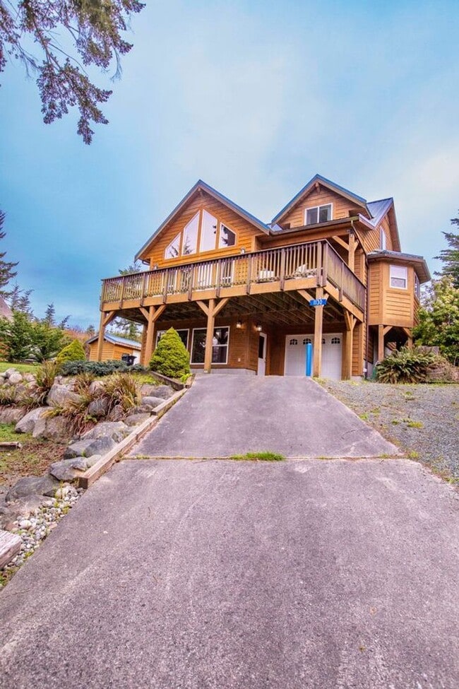 Building Photo - Lovely Home and Property Located on Honeymoon Lake!