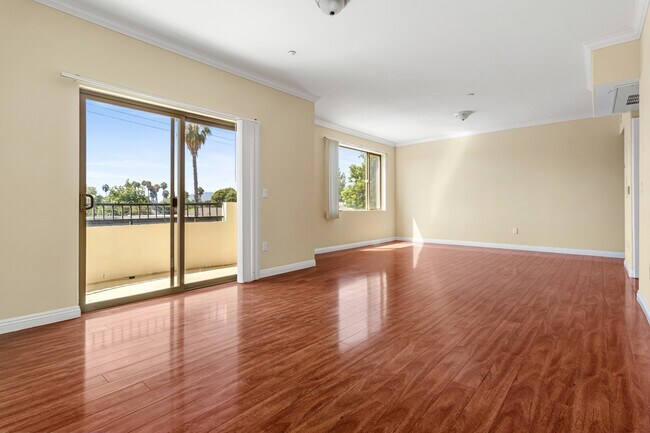 Building Photo - 15435 Vanowen St