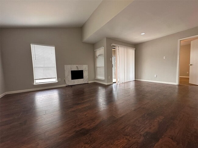 Building Photo - 2025 Augusta Dr