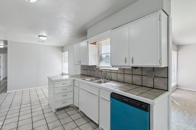 Photo - 3 bed, 2.5  bath house in Warr Acres