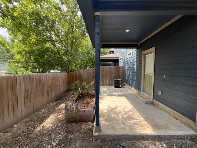 Foto del edificio - 6842 Lakeview Dr.