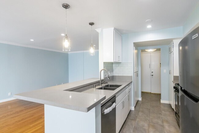 Building Photo - Spacious 2 BEDROOM/2 BATH Ample Closet Space Family Friendly