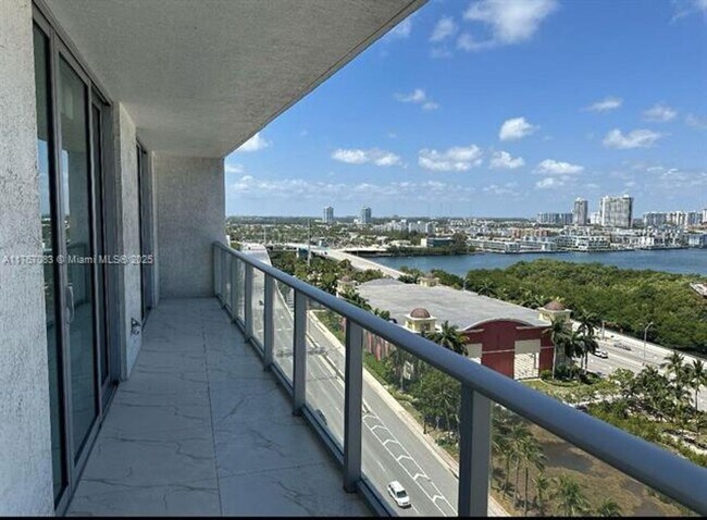 Foto del edificio - 330 Sunny Isles Blvd