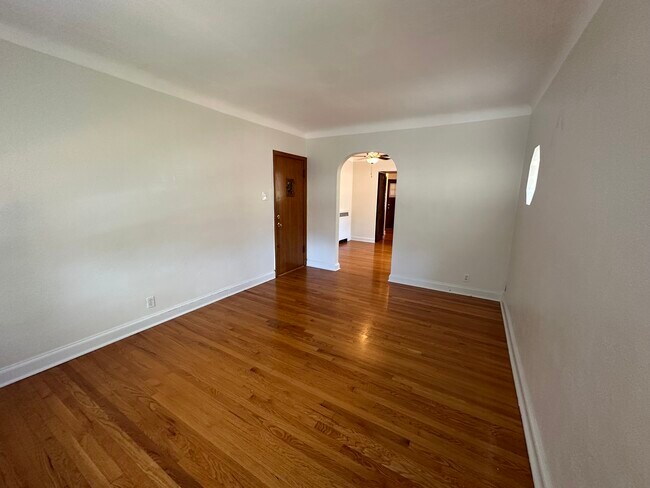 Foto del edificio - 6618-6620 Devonshire Ave