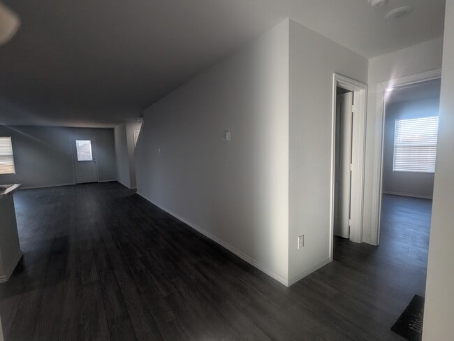 Building Photo - 1704 Dwelling Pl