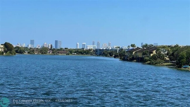 Foto del edificio - 447 NE 195th St