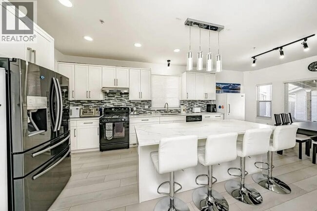 Building Photo - 1096 Riverside Dr