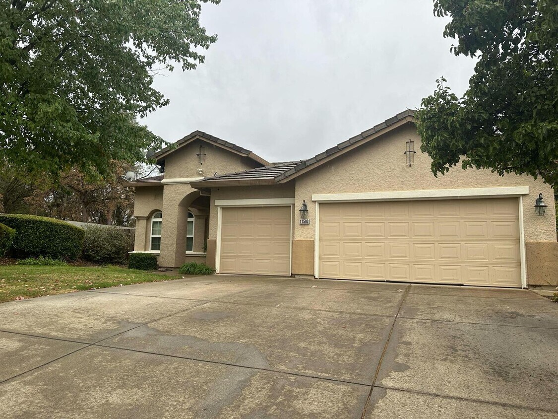 Primary Photo - Charming 4 bedroom, 2 bathroom single fami...
