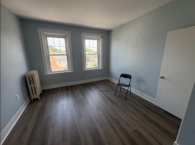 Building Photo - Beautiful 3 bed with in unit laundry and balcony GREAT DEAL for 9/1/26