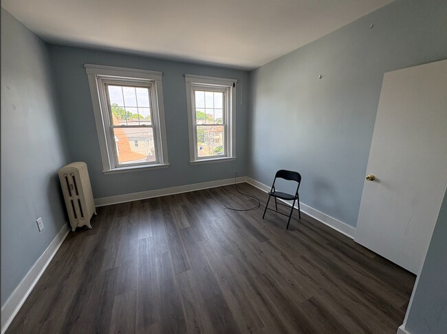 Foto del edificio - Beautiful 3 bed with in unit laundry and balcony GREAT DEAL for 9/1/26