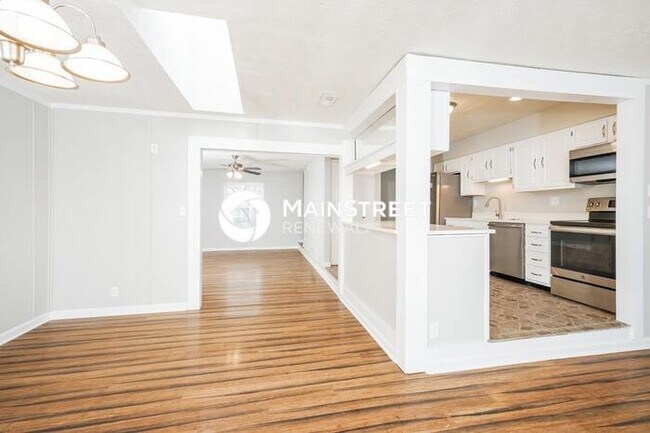 Building Photo - 3 Bedroom Pet-Friendly Home in LOUISVILLE, KY with Main Street Renewal