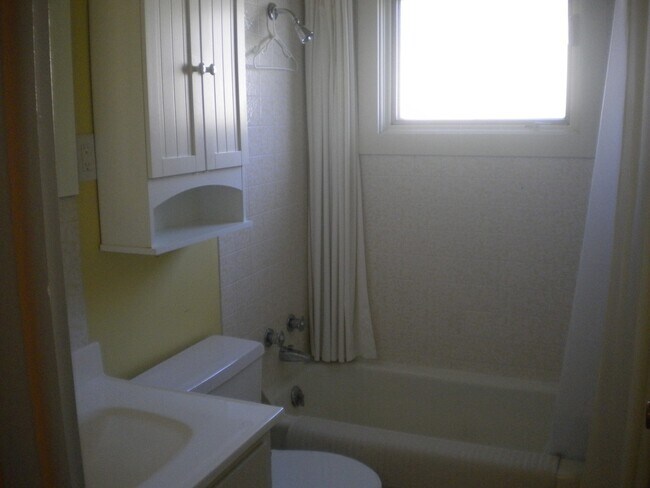 Foto del edificio - Great location on close to high school