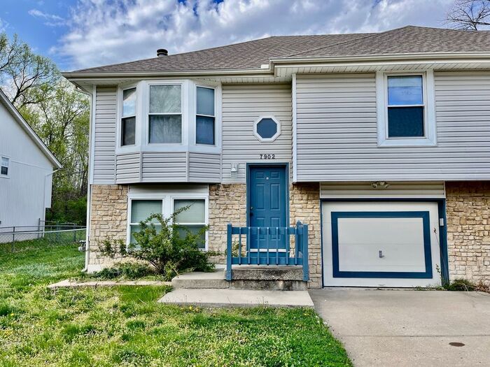 Primary Photo - Spacious 3 bedroom, 2 bathroom duplex in N...