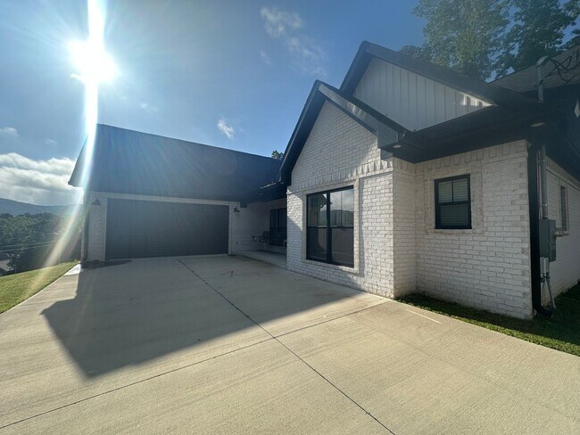 Foto del edificio - Stunning 4BR/2BA Home in Legacy Hill Estates