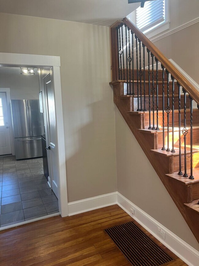 Building Photo - Adorable Single Family Home
