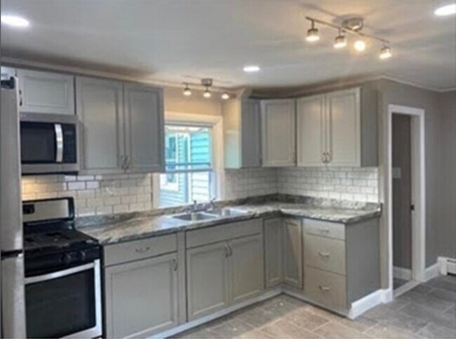 Building Photo - 9 Clinton St