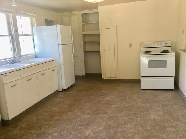 Building Photo - Home on Two Acres with Pets Considered