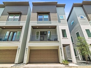 Building Photo - 3026 Live Oak St