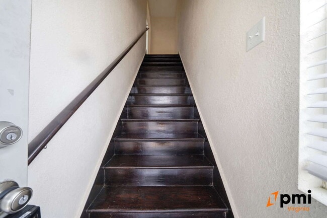 Building Photo - 4 BEDROOM 2 BATH RENOVATED HOME IN NORFOLK, PETS ACCEPTED