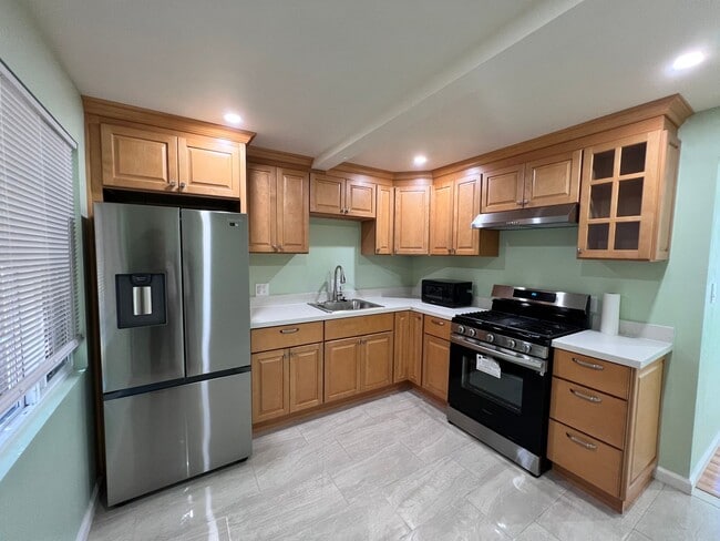 Building Photo - Beautifully remodled 2 bedroom cottage wit...