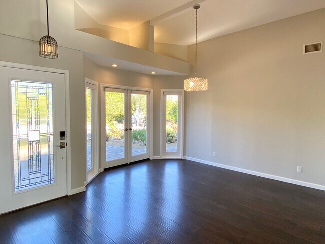 Building Photo - Stunning 3 bed 3 bath + bonus room house i...