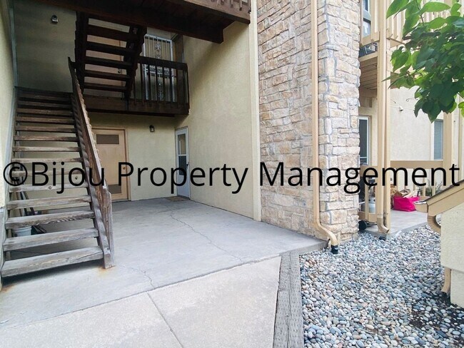 Building Photo - Beautiful 2 Bed, 2 Bath