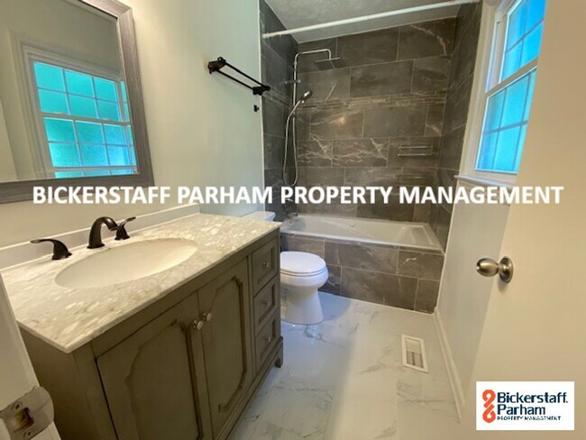 Foto del edificio - Welcome to this spacious 4 bedroom, 3 bath...
