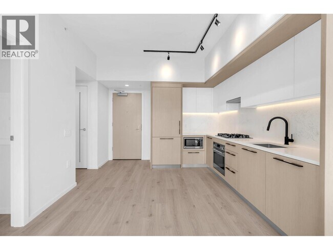 Building Photo - 2729 Kingsway