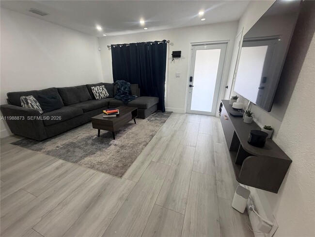 Building Photo - 660 SW 30th Terrace