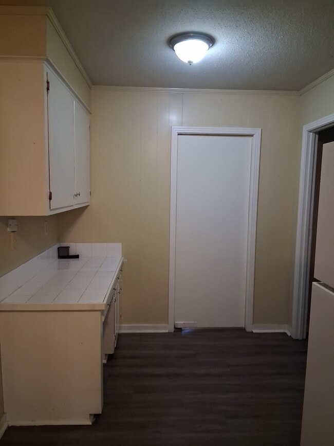 Building Photo - 2205 Charmwood Dr