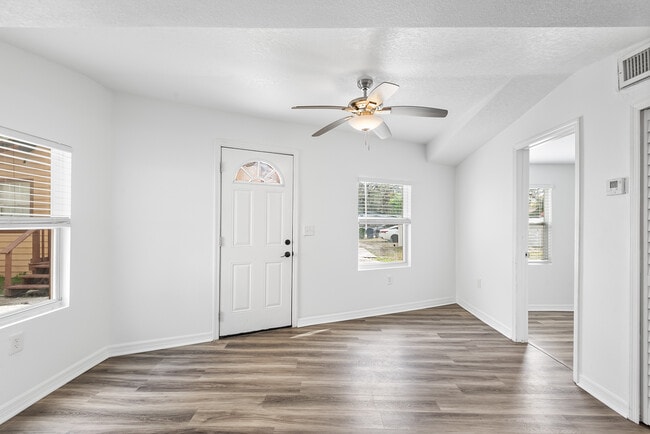 Building Photo - Tampa Back House 3722
