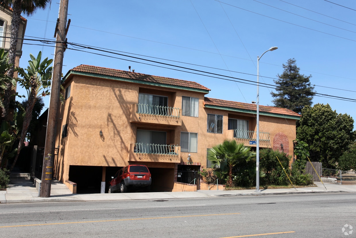 Building Photo - 1647 S Bundy Dr