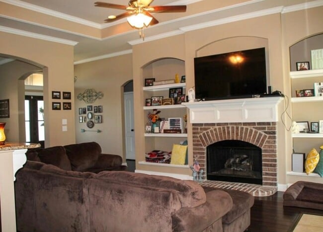 Building Photo - SAVANNAH PLACE!