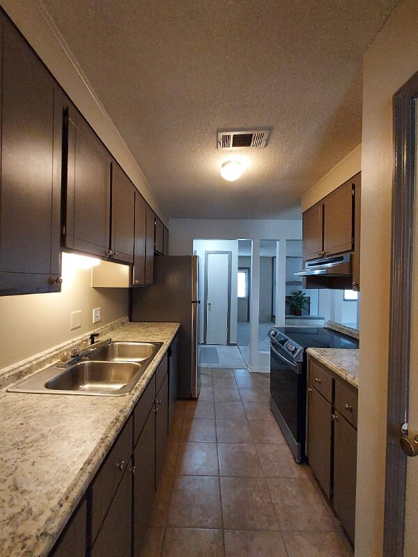 Building Photo - 126 Foxwood Cir