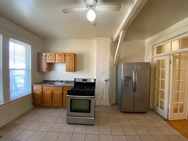 Building Photo - Light-filled 2Bedroom Townhome in Waverly!