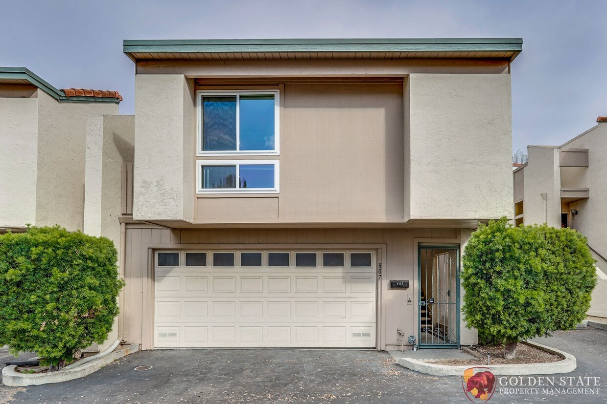 Foto principal - Spacious 2-Bedroom, 2-Bath Townhome in Pri...