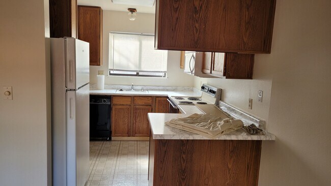 Building Photo - 215 E Okeefe St