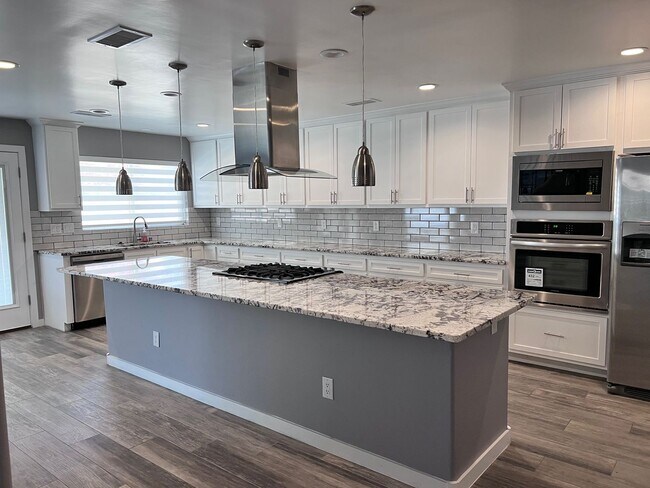 Foto del edificio - Wonderful remodeled 4 bedroom, 3 bathroom ...